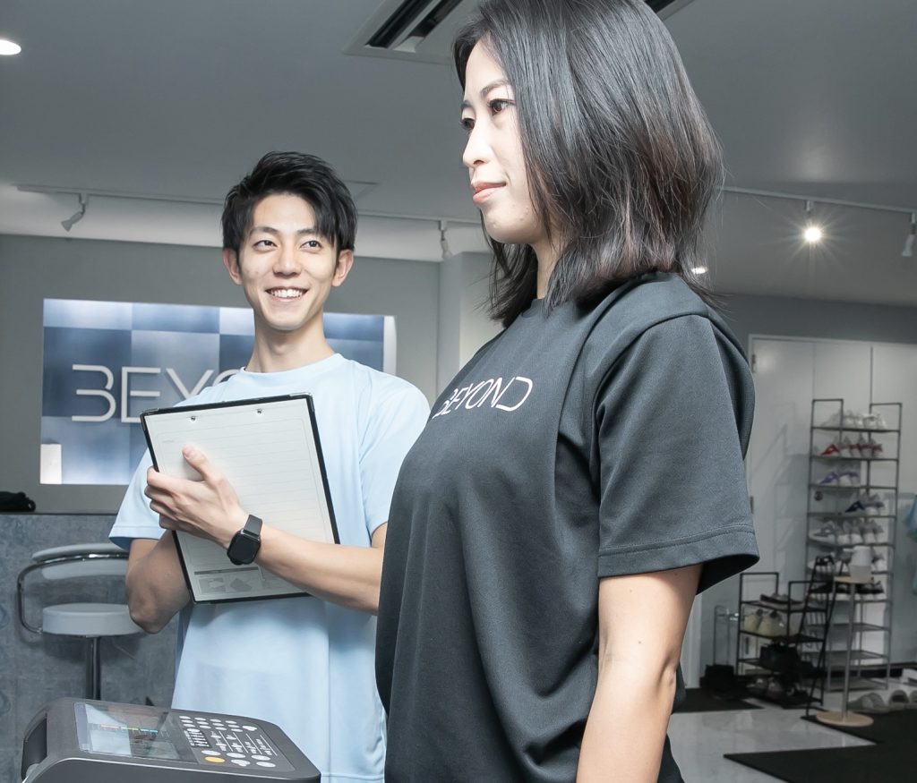 体重測定をしている女性