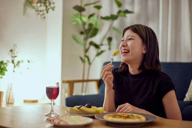 楽しく食事をしている女性