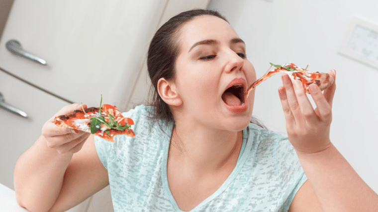食べ過ぎた女性