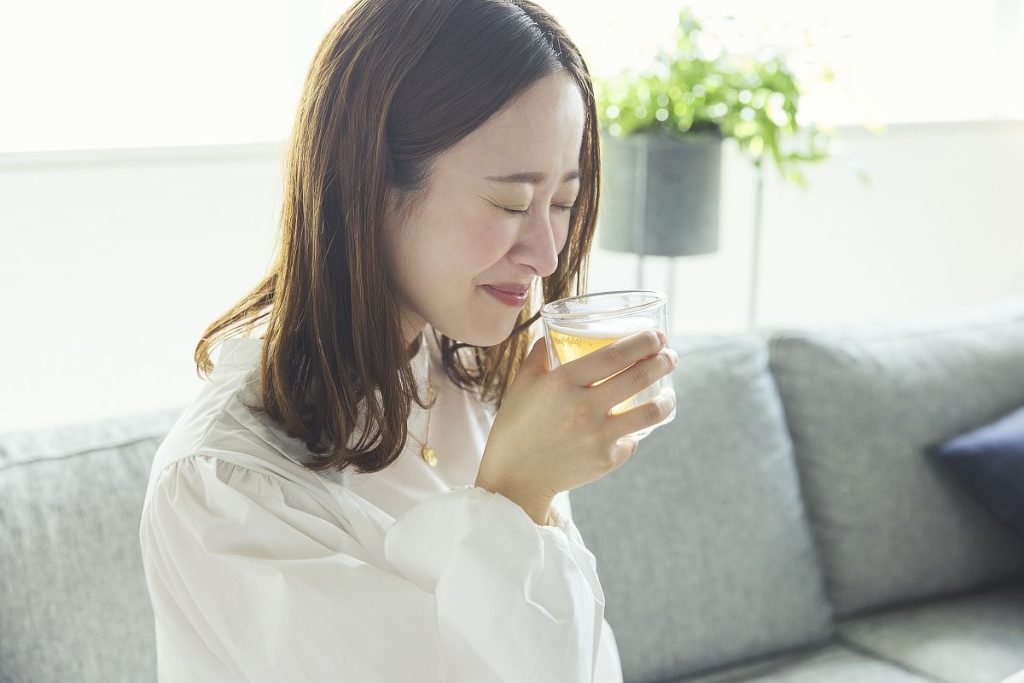 飲み物を持っている女性の写真