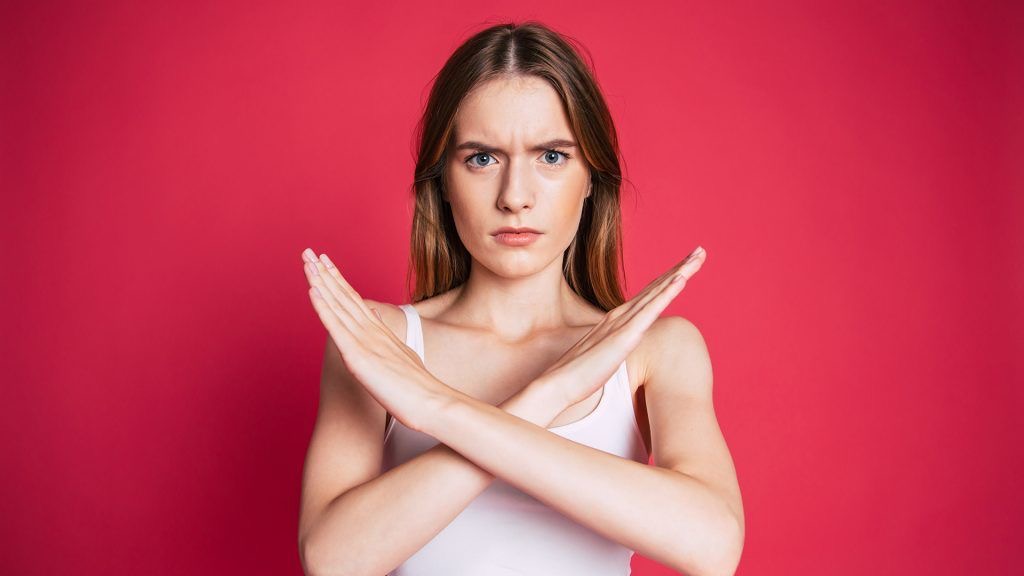 バツをしている女性の写真