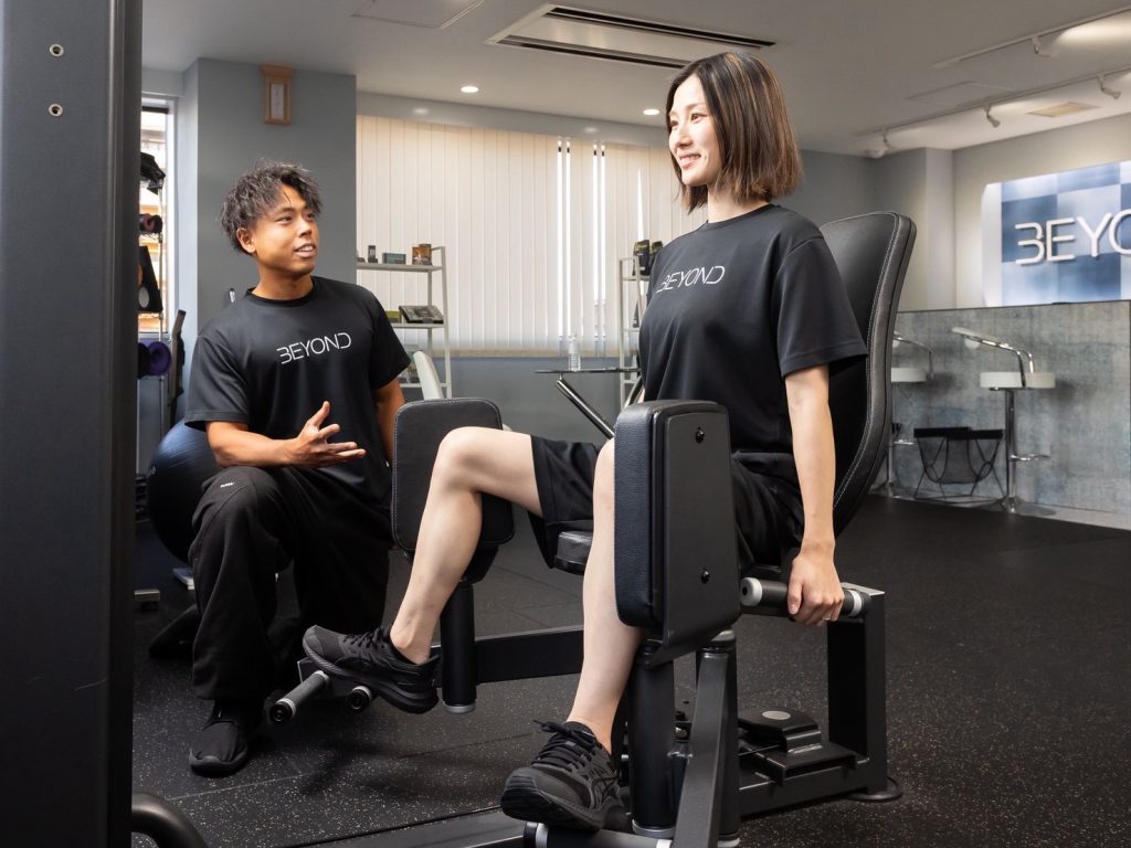 パーソナルでアブダクションをする女性