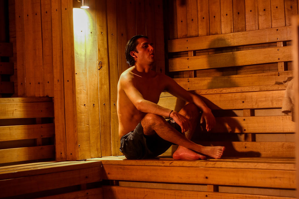 サウナでリラックスする男性
