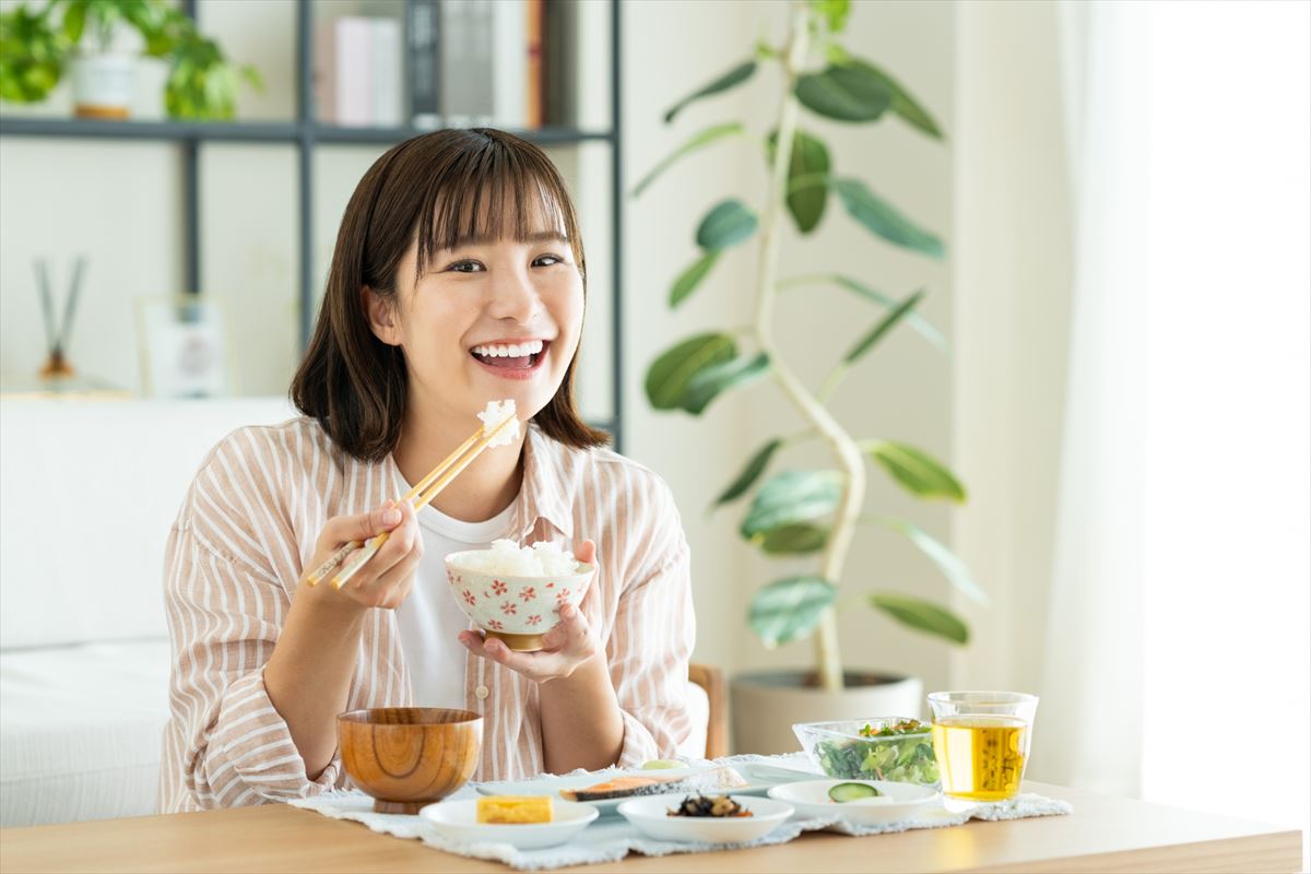 笑顔で食事をしている女性