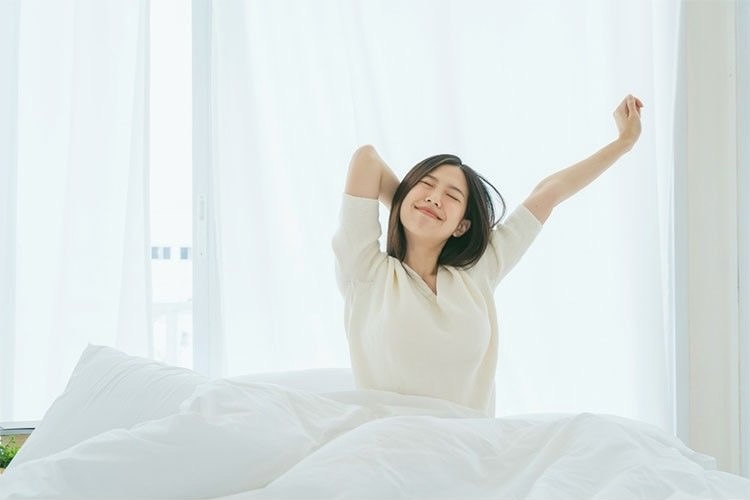 伸びてリラックスしている女性
