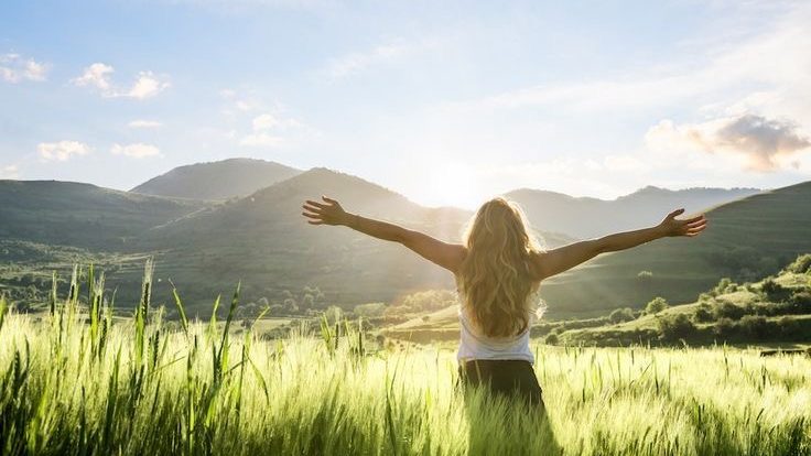 草原にてストレスが発散される女性